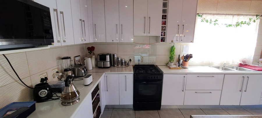 4 Bedroom Property for Sale in Sunbird Park Western Cape